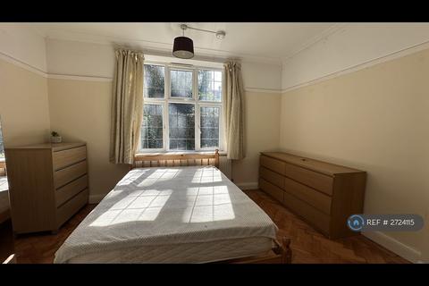 Studio to rent, Wendover Court, London, NW2