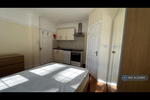Studio to rent, Wendover Court, London, NW2