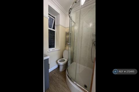 Studio to rent, Wendover Court, London, NW2
