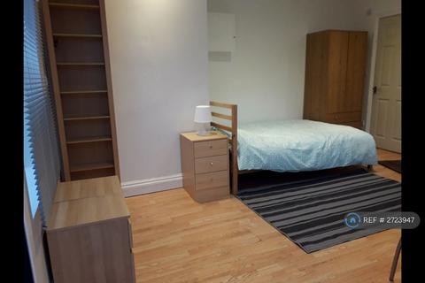 Studio to rent, Leslie Road, London, E11