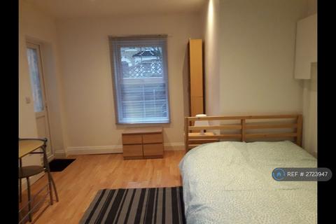 Studio to rent, Leslie Road, London, E11
