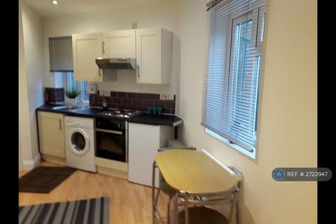 Studio to rent, Leslie Road, London, E11