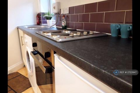 Studio to rent, Leslie Road, London, E11