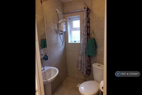 Studio to rent, Leslie Road, London, E11