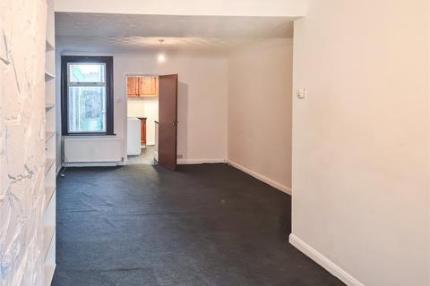 4 bedroom terraced house to rent, Albany Road, Gillingham, Kent, ME7