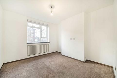 4 bedroom flat to rent, Albert Carr Gardens, London SW16