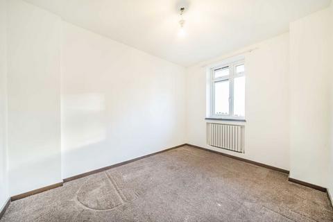 4 bedroom flat to rent, Albert Carr Gardens, London SW16