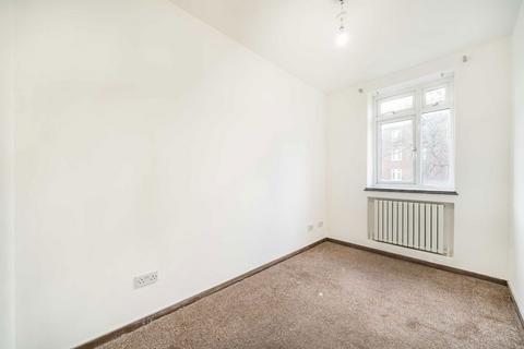 4 bedroom flat to rent, Albert Carr Gardens, London SW16