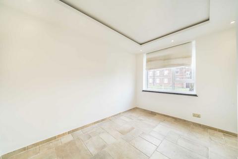 4 bedroom flat to rent, Albert Carr Gardens, London SW16