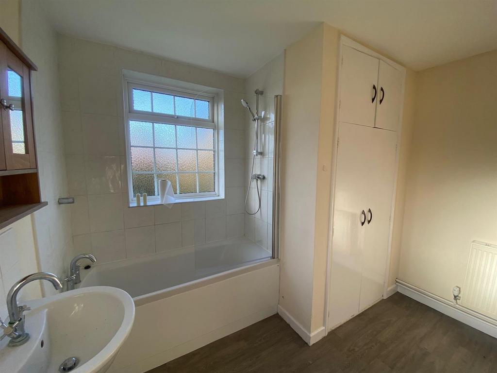 Bathroom 2.jpg