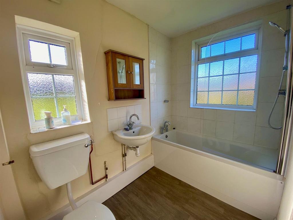 Bathroom 2.jpg