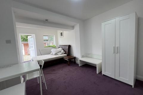 5 bedroom house share to rent, Cheyneys Avenue, Edgware, Greater London, HA8
