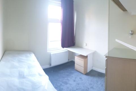 4 bedroom semi-detached house to rent, Banff Road, Manchester
