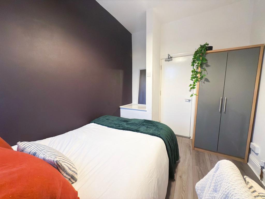 Well-presented double bedroom with a comfy whit...