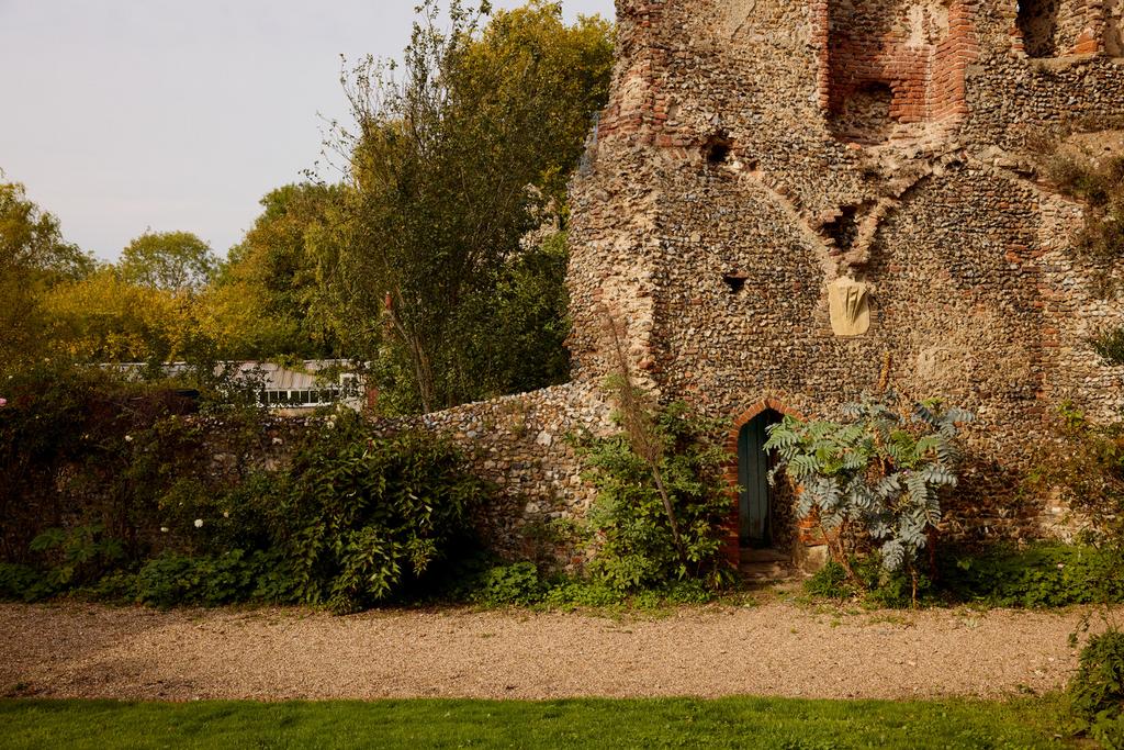 314477 inigo mettingham castle 05.jpg
