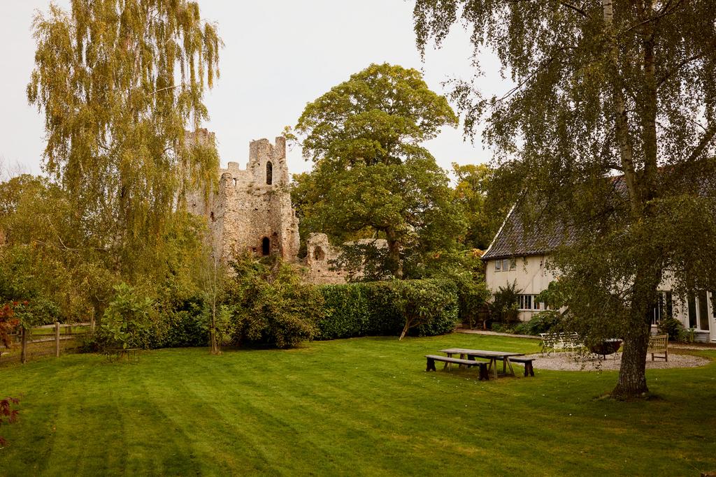 314500 inigo mettingham castle 28.jpg