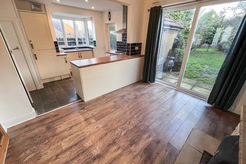 3 bedroom semi-detached house to rent, Foxhills Road, Wolverhampton