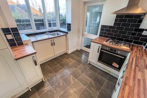 3 bedroom semi-detached house to rent, Foxhills Road, Wolverhampton