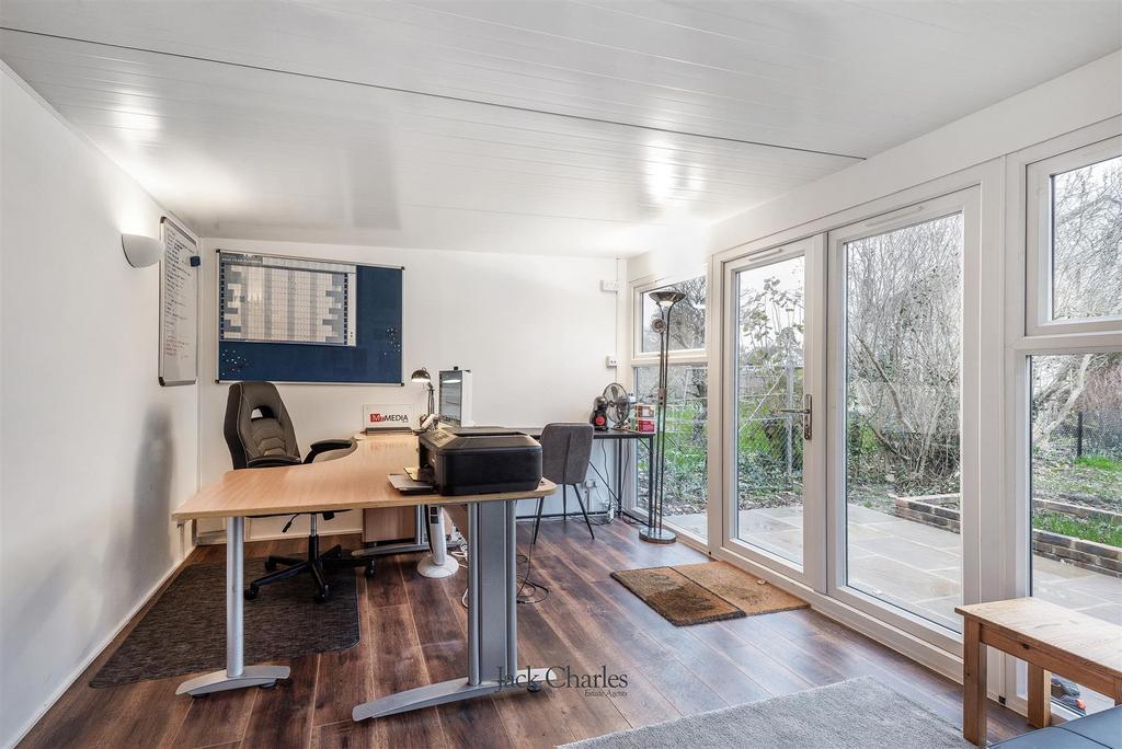 33 Wealden Close, TN11 9 HB 016.jpg
