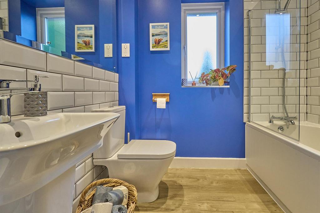 Family Bathroom to Rear