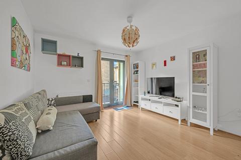 2 bedroom flat to rent, Edith Cavell House, London E14