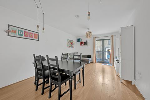 2 bedroom flat to rent, Edith Cavell House, London E14