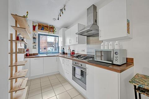 2 bedroom flat to rent, Edith Cavell House, London E14