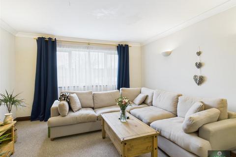 2 bedroom flat for sale, Willowfields, Southgate RH11
