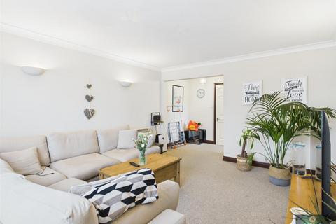 2 bedroom flat for sale, Willowfields, Southgate RH11