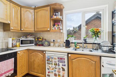 2 bedroom flat for sale, Willowfields, Southgate RH11