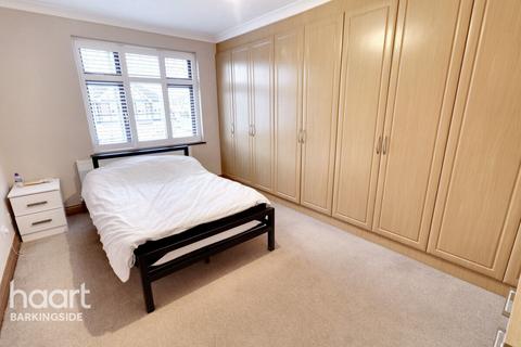 Fullwell Avenue, Barkingside