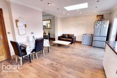Fullwell Avenue, Barkingside