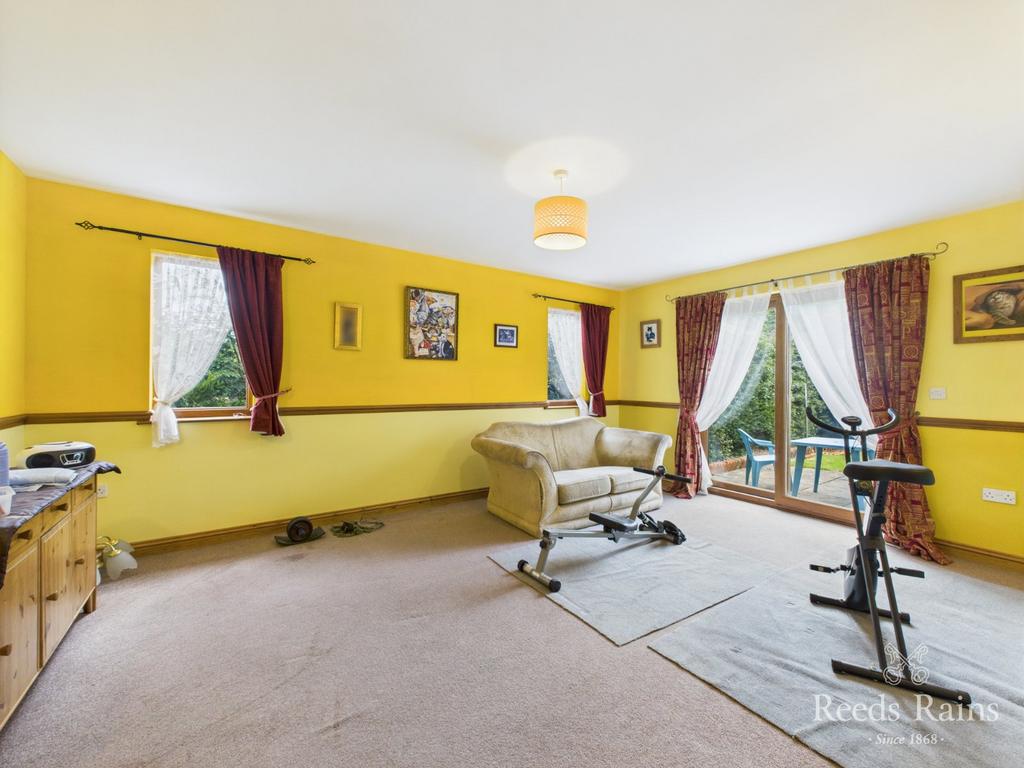 Sitting/Dining Room.