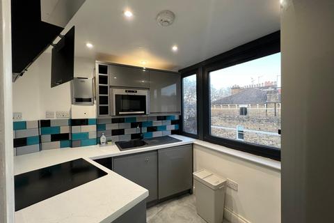 Studio to rent, Stoke Newington Common, London N16