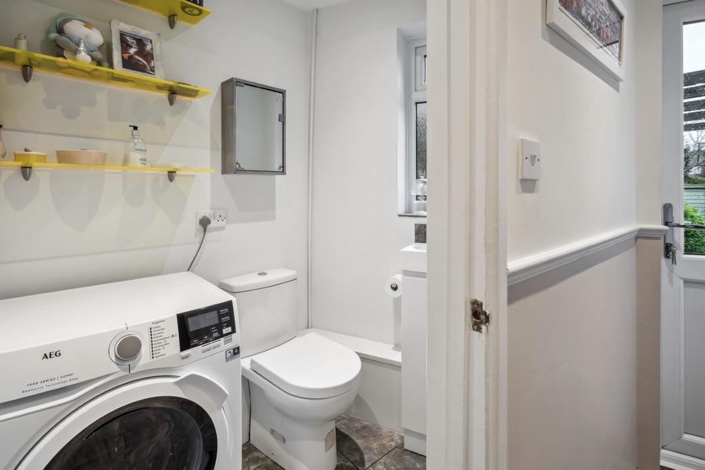 Guest cloakroom/utility area