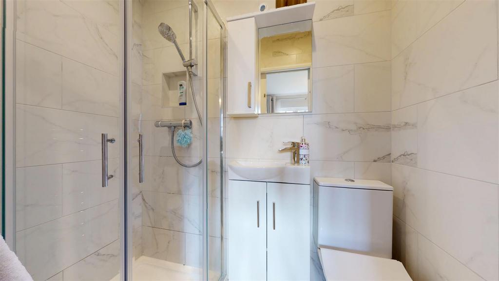 En-suite to bedroom 3