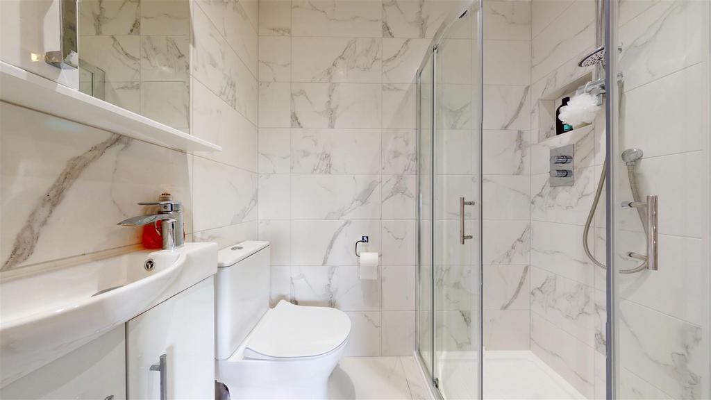 En-suite to bedroom 4