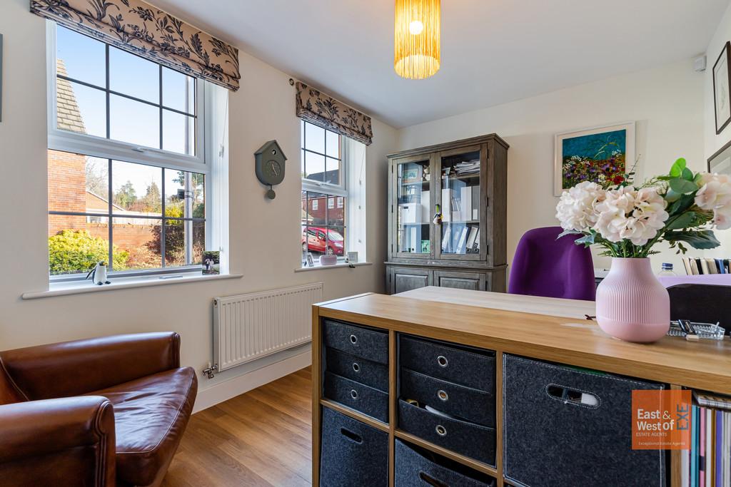 A08 - 10 Veysey Close, Exeter - 251203