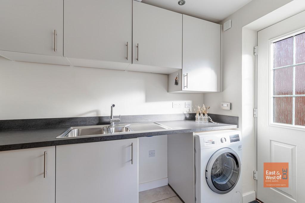 A27 - 10 Veysey Close, Exeter - 251203