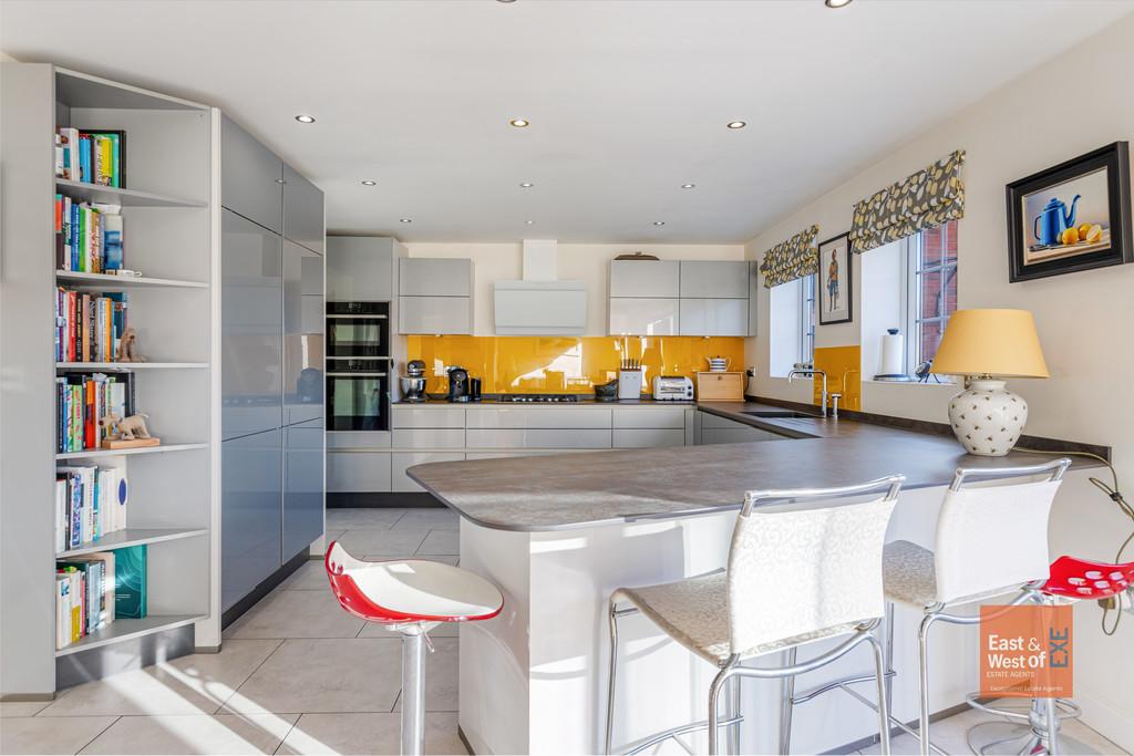 A11 - 10 Veysey Close, Exeter - 251203