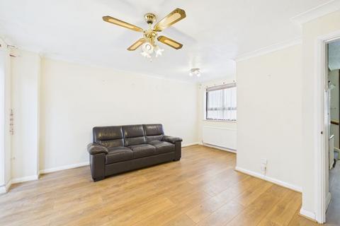 3 bedroom detached house to rent, Hawkins Close, Chatham