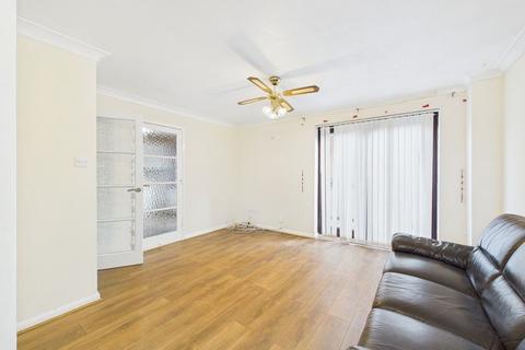 3 bedroom detached house to rent, Hawkins Close, Chatham