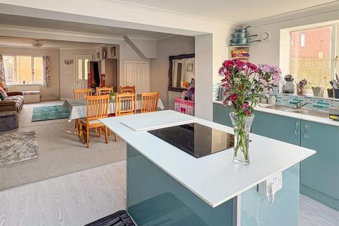 3 bedroom semi-detached house for sale, Larkspur Close, Littlehampton BN17