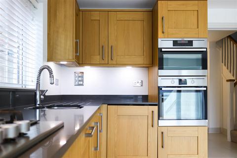 4 bedroom house to rent, Carroll Place, Guildford GU2