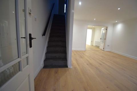 3 bedroom semi-detached house to rent, Eastwood Grove, Leigh