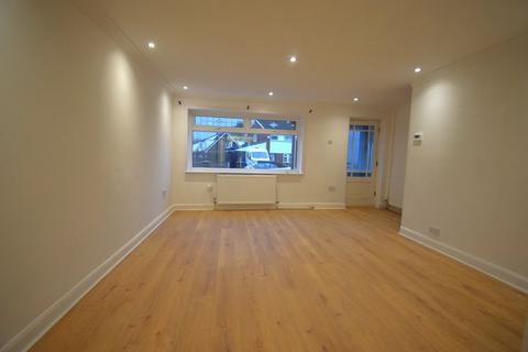 3 bedroom semi-detached house to rent, Eastwood Grove, Leigh