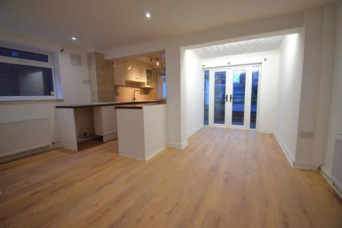 3 bedroom semi-detached house to rent, Eastwood Grove, Leigh