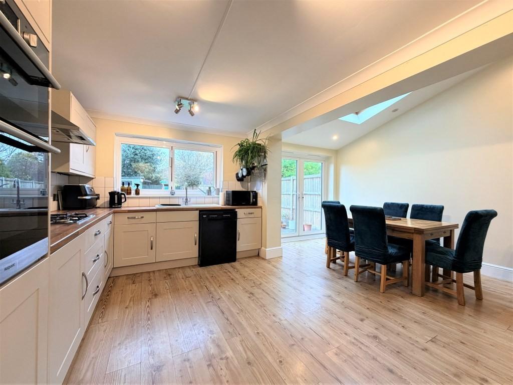 Kitchen dining2