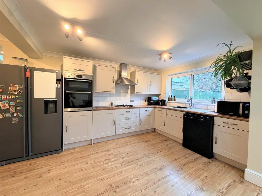 Kitchen dining3