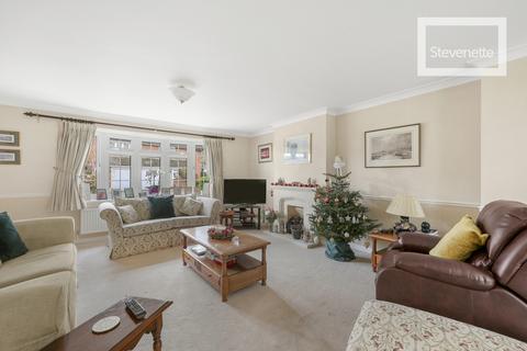 4 bedroom detached house for sale, The Summit, Loughton